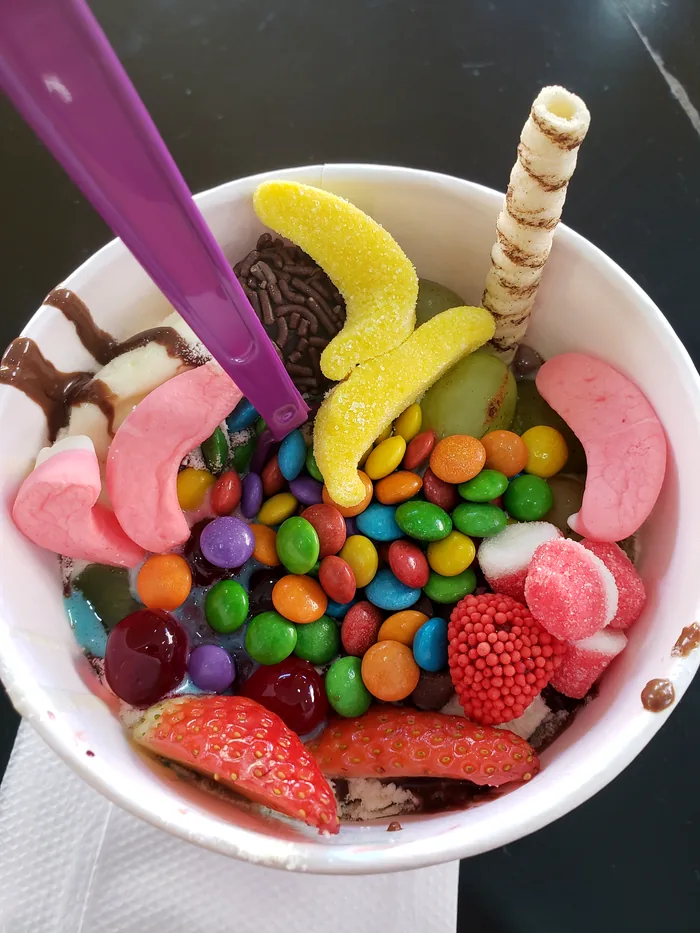 Açaí com frutas e adicionais na Amazônia Urbana