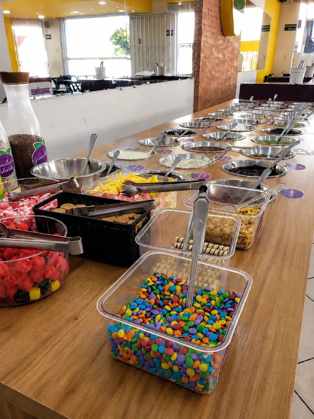 Bancada de adicionais para açaí self-service em Espírito Santo do Pinhal