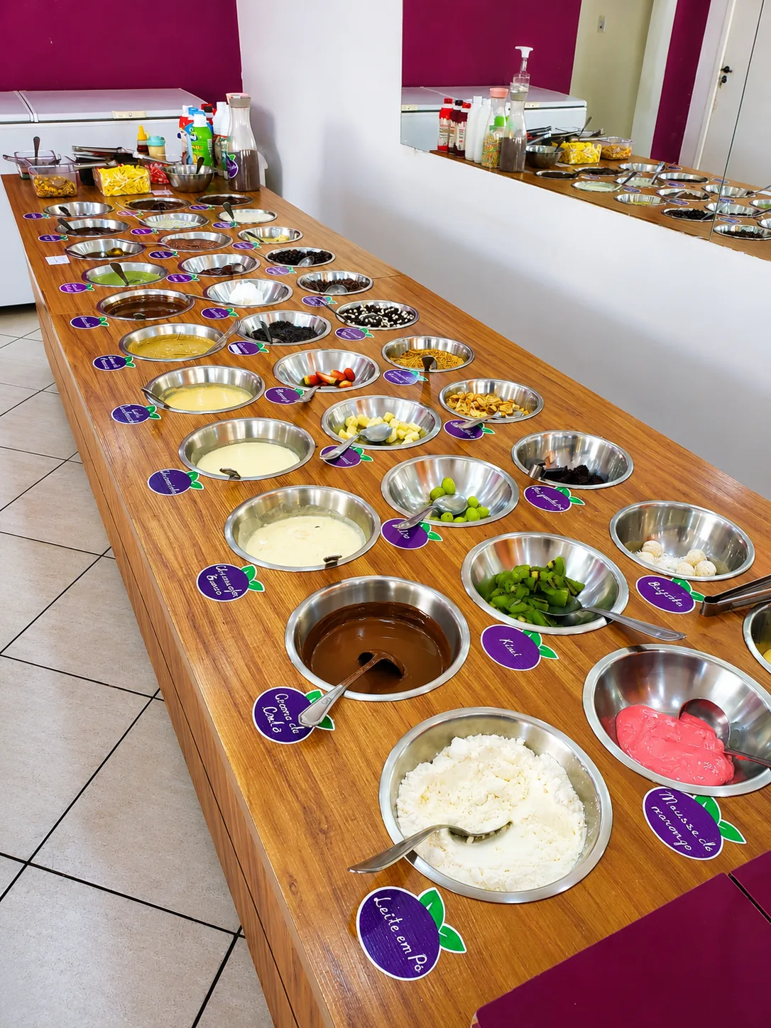 Opções de toppings e acompanhamentos na Amazônia Urbana Açaíteria